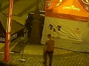 Fyzické napadení u radnice. Policie hledá muže z kamerového záznamu
