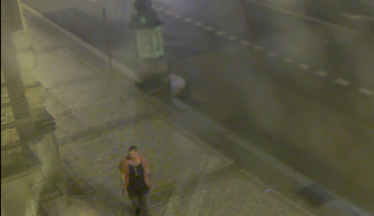 Fyzické napadení u radnice. Policie hledá důležitého svědka