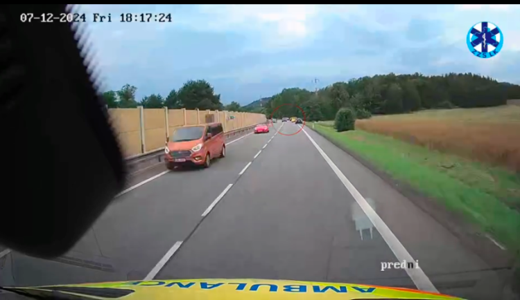 Video liberecké záchranky. Řidič před nimi vjel do záchranářské uličky