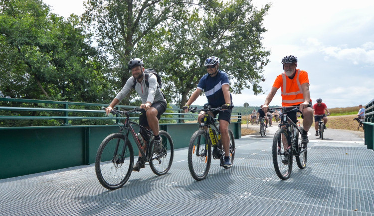 Nová lávka přes řeku Úhlavu překlenula málo známou rokli V Lahošti. Měří 40 metrů a je pro chodce i cyklisty