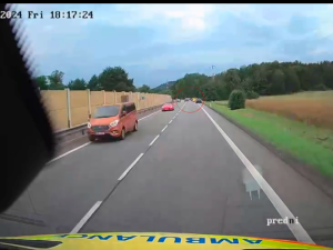 Video liberecké záchranky. Řidič před sanitkou vjel do záchranářské uličky