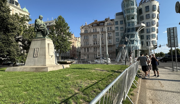 Praha nahradila zašlapaný trávník u Tančícího domu novým za dvě stě tisíc. Vstupu brání ploty, turisté se tam ale vrátí