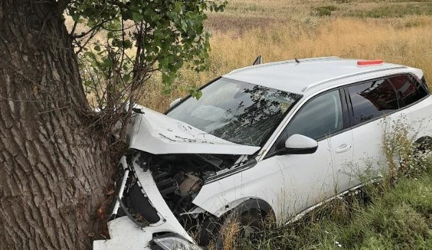 Řidička nevybrala zatáčku, vjela do příkopu a narazila do stromu. Se spolujezdkyní skončila v péči lékařů