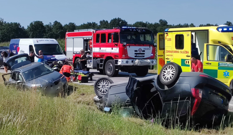 U obce Přeseky se srazila dvě osobní auta. Na místě zasahuje vrtulník a silnice je zcela neprůjezdná