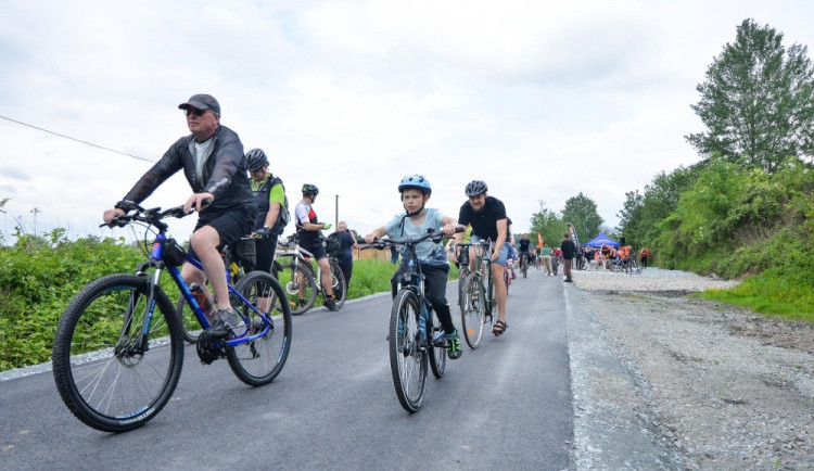 Lidé je milují. Na tělese zrušené železniční trati startuje stavba dalšího úseku stezky pro pěší i cyklisty