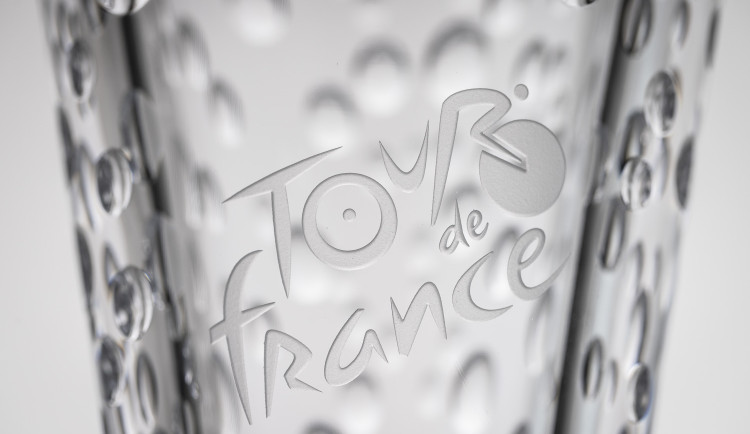 Trofej pro vítěze Tour de France pochází z rukou novoborských sklářů. Představuje pomíjivost okamžiku