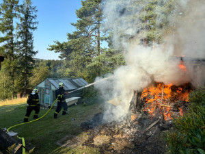 Čtyři hasičské jednotky zasahovaly u požáru kůlny ve Smržovce a zachránily poblíž stojící dům