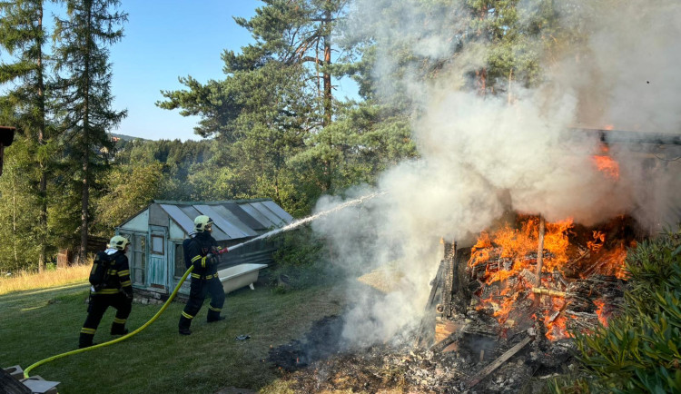 Požár ve Smržovce na Jablonecku zaměstnal čtyři hasičské jednotky. Škoda se odhaduje na 2 miliony korun