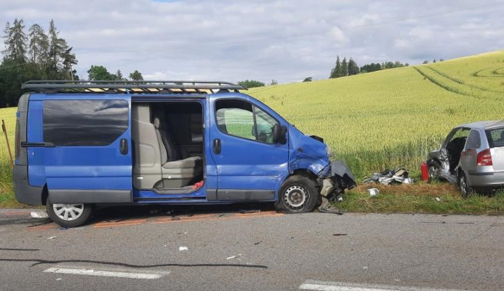 U Třeštice se bouralo, zraněnému řidiči pomohla žena. Hledá ji teď policie, hlásit se mohou i další svědci