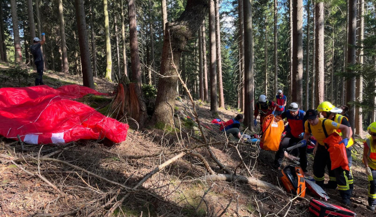 Český paraglidista se zřítil do lesa na německou část šumavské hraniční hory Svaroh. Utrpěl těžké zranění