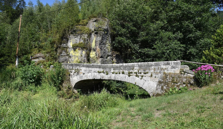 Pískovcový Podsemínský most se dočká obnovy. Oba kraje to deklarovaly v memorandu