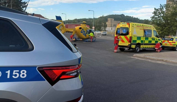 Foto z transportu napadeného do nemocnice 