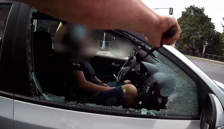 VIDEO: Policisté bojovali o život řidiče, zkolaboval v zamčeném autě uprostřed křižovatky
