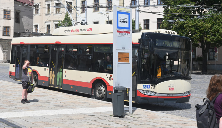 Řidič trolejbusu v Jihlavě pomohl ženě, která upadla na přechodu. Zachoval se jako správný chlap, říká jedna z cestujících