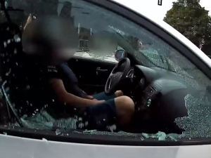 VIDEO: Policisté bojovali o život řidiče, zkolaboval v zamčeném autě uprostřed křižovatky