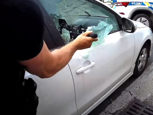 VIDEO: Policisté bojovali o život řidiče, zkolaboval v zamčeném autě uprostřed křižovatky