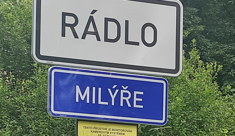 Chyba na dopravní značce pobavila internet, zhotovitel ji už nechal vyměnit