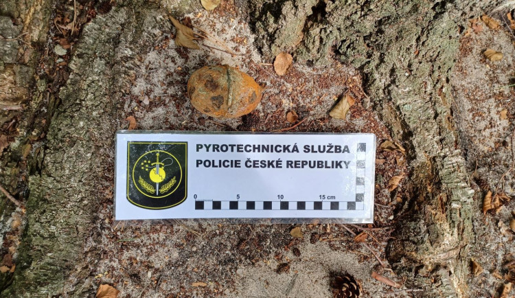 Pyrotechnici uzavřeli hlavní pláž na Mácháči, brigádníci od šlapadel tam našli granát