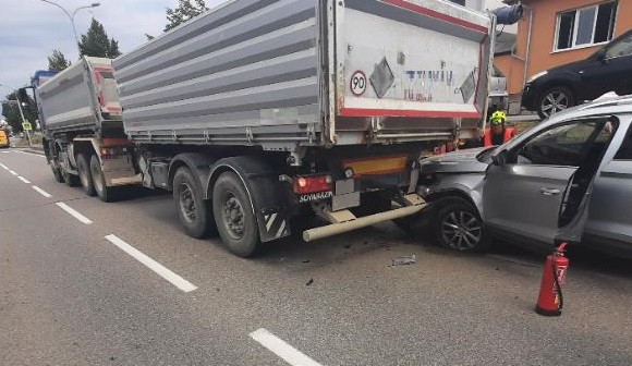 Řidič v autě nedodržel bezpečnou vzdálenost a narazil do náklaďáku před sebou. Je podezřelý z přestupku