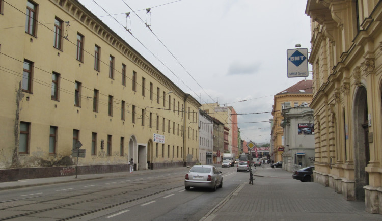 Zloděj sebral mobil ženě na Cejlu. Po chvíli ho dostihl cyklista, který mu mobil vzal a vrátil majitelce