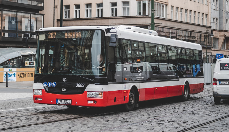 Senior byl vážně zraněn poté, co ho zachytil autobus. Policie hledá svědkyni s kudrnatým mikádem