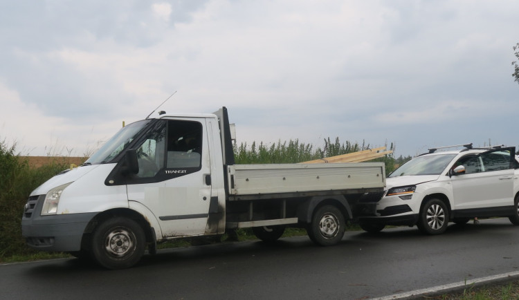 Řidič dodávky zastavil v Rantířově na krajnici a narazil do něj osobák. Policie teď hledá svědky nehody