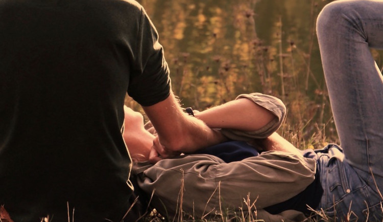 Zamilované dvojici o prázdninách chyběla škola. Do areálu základky se šli pomilovat