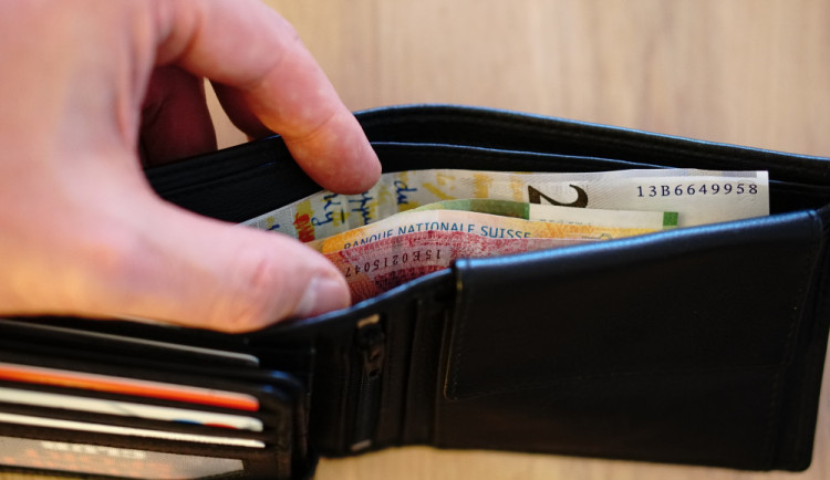 Poctivá nálezkyně odevzdala strážníkům peněženku. Byly v ní tisíce českých korun i ukrajinských hřiven