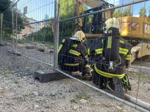 Při výkopových pracích poškodili plynové potrubí. Hasiči u bývalé Textilany evakuovali dvacítku lidí