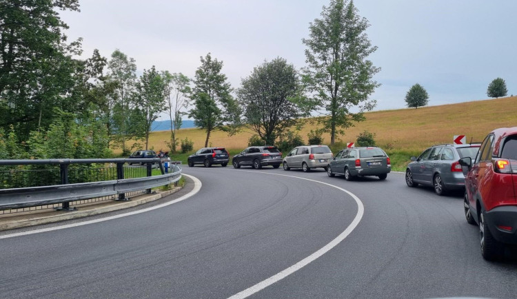 Silnice na Frýdlant je kvůli omezením ještě vytíženější, na místo se zaměřila policie