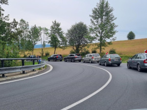 Silnice na Frýdlant je kvůli omezením ještě vytíženější, na místo se zaměřila policie