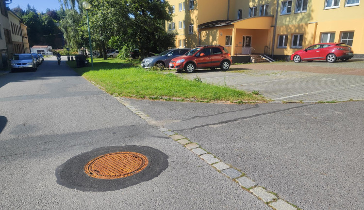 FOTO: Po Jihlavě se opravují kanalizační poklopy. Řidiči na ně mohou vjet už po dvou hodinách