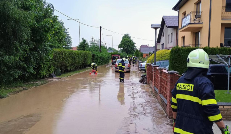 Bouřka a intenzivní déšť zaplavil některé sklepy domů na Prachaticku