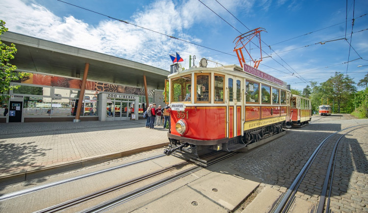 VÍKEND PODLE DRBNY: tankové dny, historická tramvaj či bus na Zubačku nebo závod driftů