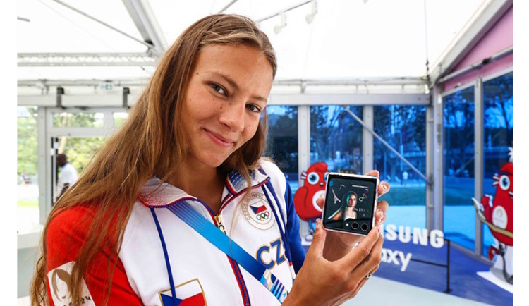 Paříž 2024: Medailisté se poprvé v historii dělí o své vítězné úsměvy s fanoušky v rámci tzv. Victory Selfie, pořízené pomocí Galaxy Z Flip6 Olympic Edition