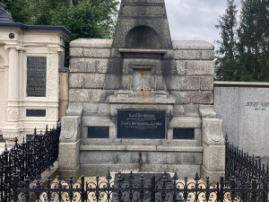 Jedna ze starých německých hrobek obnovená v rámci druhé etapy prací.