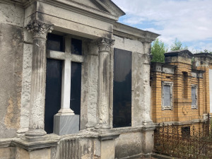 Stará německá hrobka čekající na obnovu