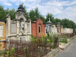 Staré německé hrobky čekající na obnovu