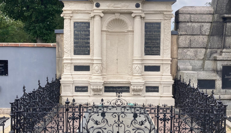 Jedna ze starých německých hrobek obnovená v rámci druhé etapy prací