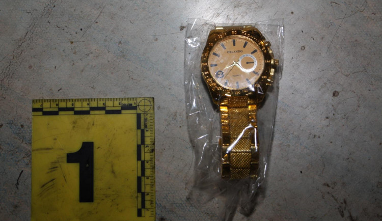 Podvodník se vetřel k seniorovi domů s levným zbožím. Ukradl desetitisíce