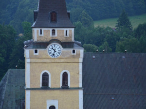 Nad Frýdlantem krouží hejno desítek čápů. Krmí se před cestou do Afriky