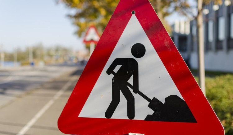 Silničáři zahájili opravu 6 km dlouhého úseku silnice I/20 na trase hlavního tahu Plzeň - Karlovy Vary