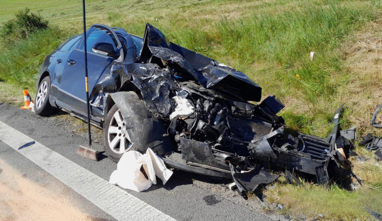 Svědci nehody bleskově zlikvidovali svými hasičáky požár auta, které hořelo po drtivém střetu s jiným vozem