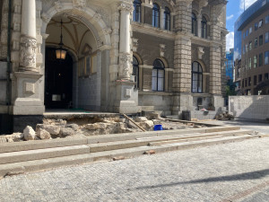 Oprava vstupního schodiště do radnice v Liberci skončí asi už v srpnu