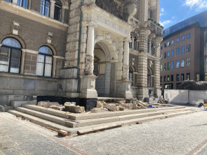 Oprava vstupního schodiště do radnice v Liberci skončí asi už v srpnu