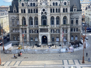 Oprava vstupního schodiště do radnice v Liberci skončí asi už v srpnu