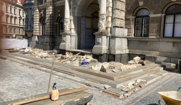 Oprava vstupního schodiště do radnice v Liberci skončí asi už v srpnu