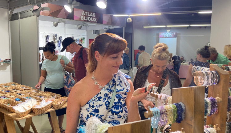 V jabloneckém Eurocentru začala čtyřdenní prodejní výstava Křehká krása 2024.