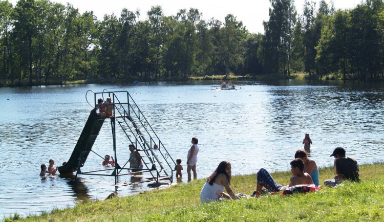 Kvalita vody v koupalištích v Libereckém kraji se zhoršila, na jednom je zákaz