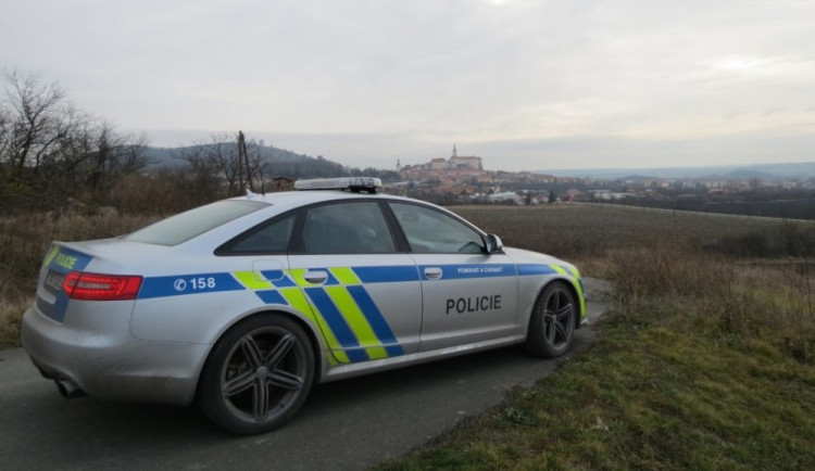 Policie hledá řidiče bílé Fabie, který v Albrechticích způsobil nehodu a ujel.